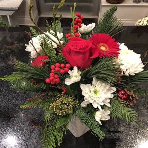 CH053-Cozy Hut Christmas Arrangement